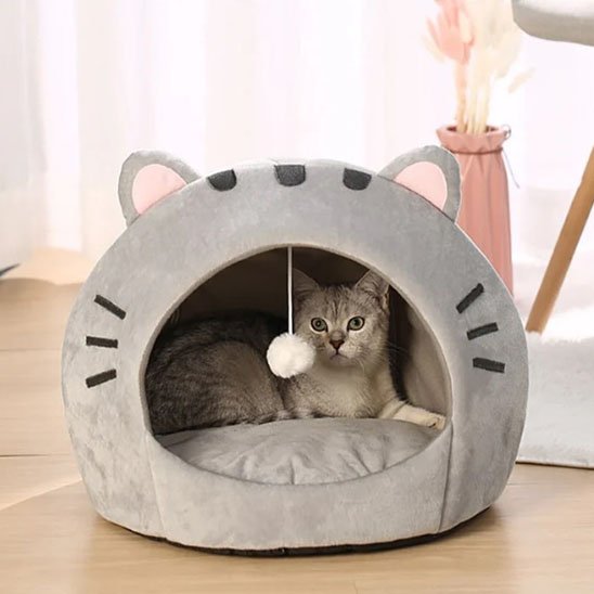 maison chat forme de tete de chat grise avec jeu suspendu chat dedans