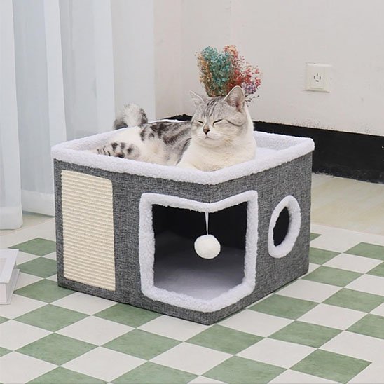Maison pour chat carre avec jouet et chat couche dessus