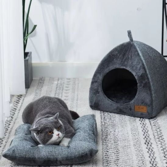 maisons pour chat forme igloo en textile gris coussin amovible avec chat dessus