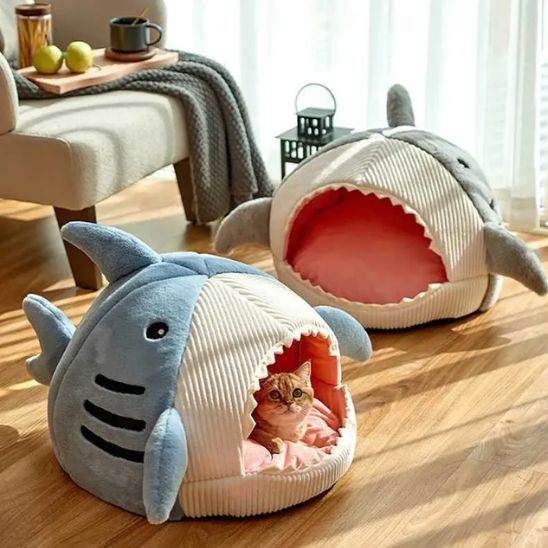 panier pour chat forme requin mignon animal dedans salon cosy lumineux