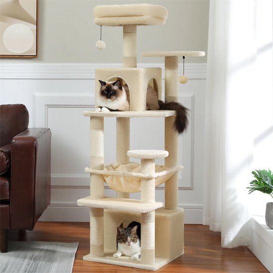 Arbre à chat beige avec des chats dessus