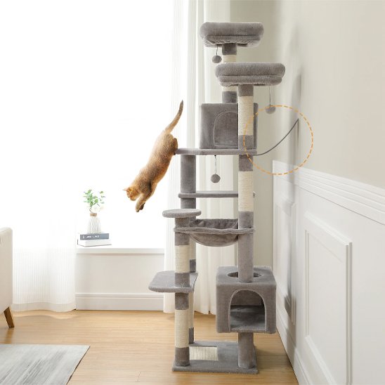 Arbre à chat gris et beige avec chats et cordelette de fixation