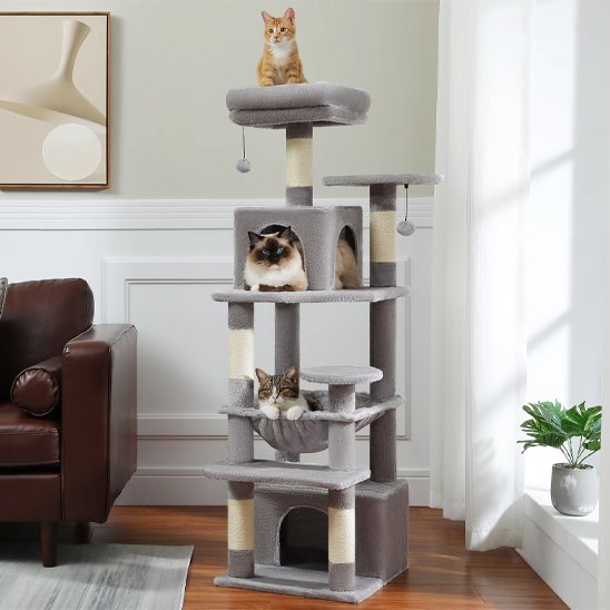 Arbre à chat gris et beige avec trois chats dessus