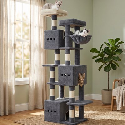 Arbre à chat gris fonce avec des chats jouants dessus