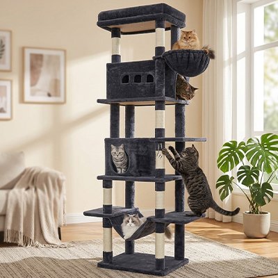 Arbre à Chat xxl gris avec des chats jouant dessus