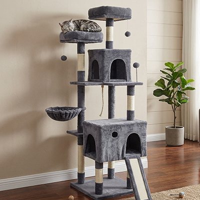 Arbres a chat gris fonce avec un chat dormant dessus