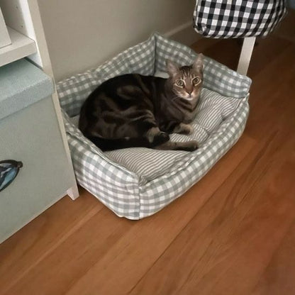 chat panier rectangulaire animal confortablement installe dedans salon