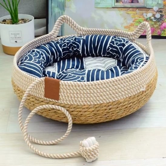 couchage pour chat tressé en cordes naturelles et son coussin bleu