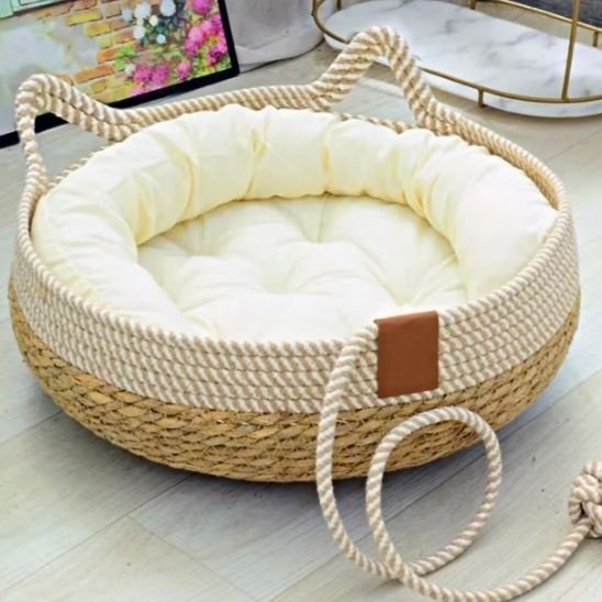couchage pour chat tressé en cordes naturelles et son coussin beige