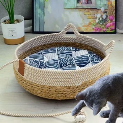 couchage pour chat tressé en cordes naturelles et son coussin bleu