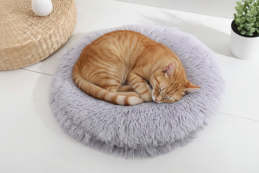 coussin chat en peluche grise rond et plat