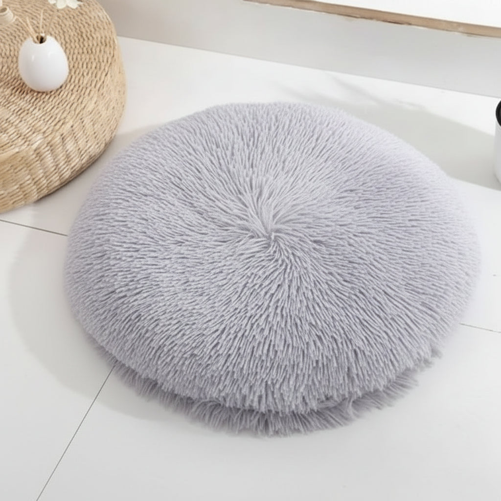 coussin chat rond fin et gris clair en peluche