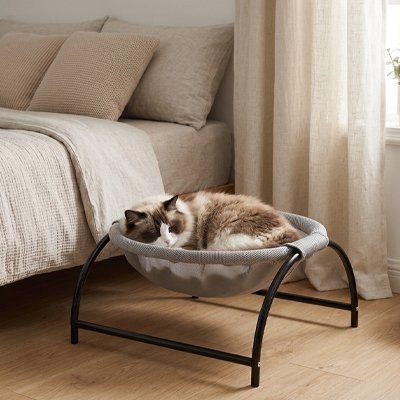 Hamac chat autoportant avec un chat couche dedans
