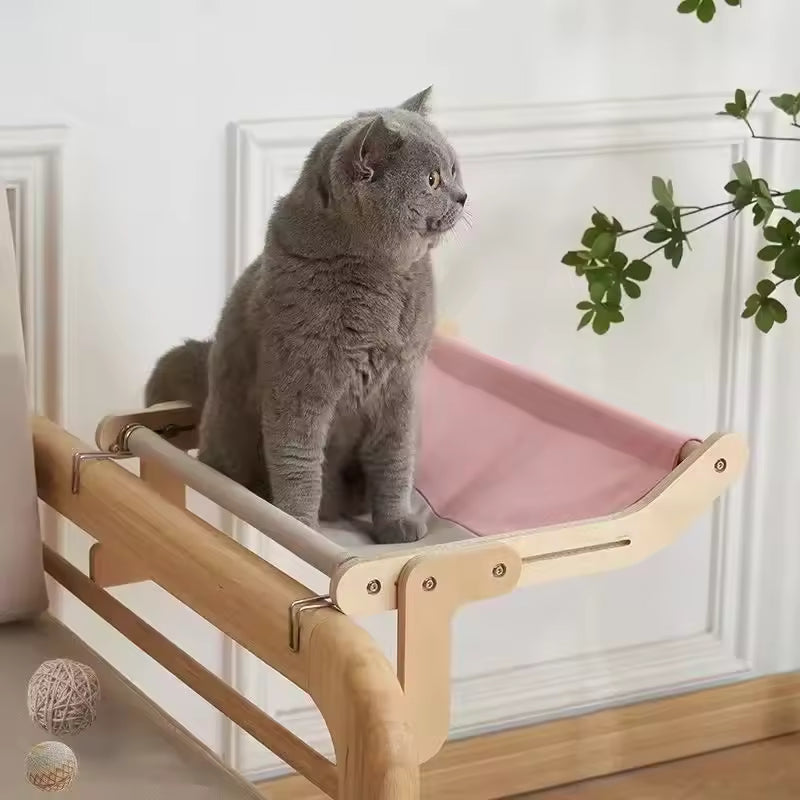 hamac chat pour radiateur accroche avec chat assis dessus dans salon