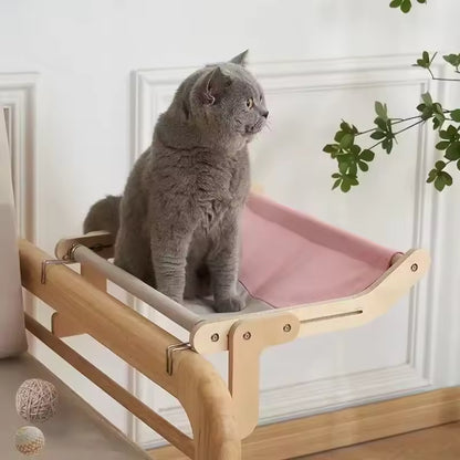 hamac chat pour radiateur accroche avec chat assis dessus dans salon