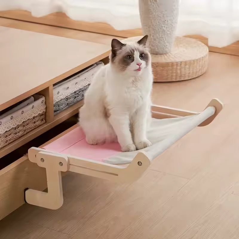 hamac chat pour radiateur accroche avec chat assis dessus 