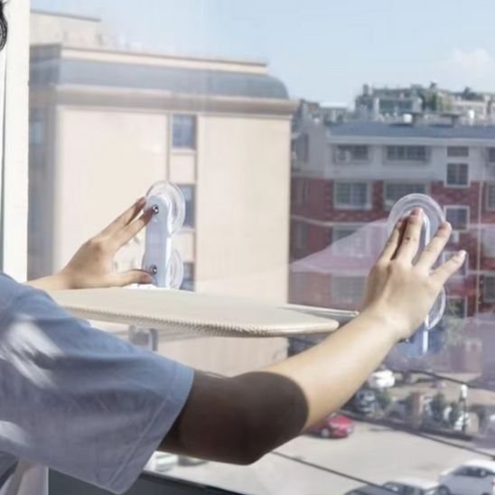 HAMAC FENETRE CHAT AVEC MAINS QUI ACCROCHE A LA VITRE