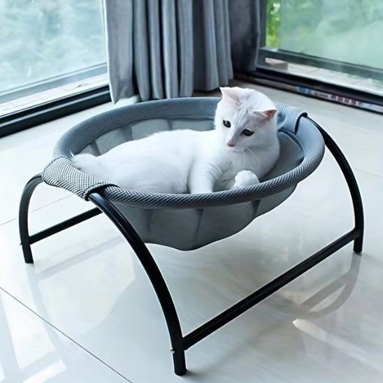 hamac pour chat gris et confortable sur structure métallique noire