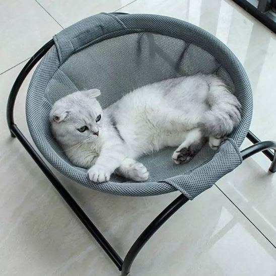 hamac pour chat gris sur structure en métal noire