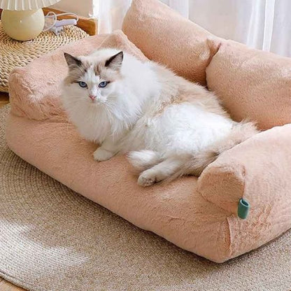 lit pour chat beige en forme de petit canapé avec chat dessus