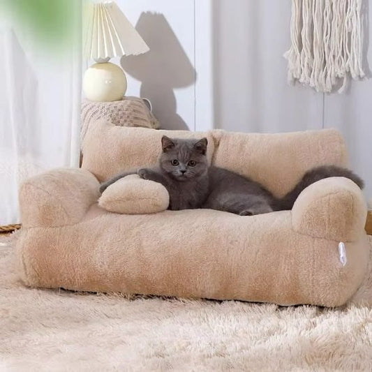 lit pour chat beige en forme de petit canapé avec chat couche dessus
