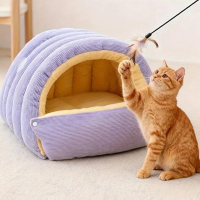 Lit pour Chat en forme de tunnel mauve avec un chat jouant devant