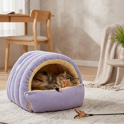 Lit pour Chat en forme de tunnel mauve avec un chat dormant dedans