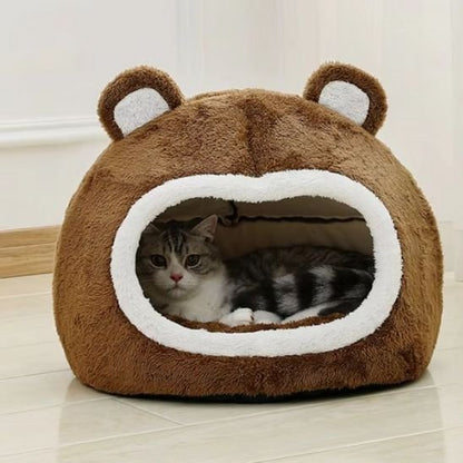 maison à chat en forme de tete d'ourson en peluche chat couche dedans