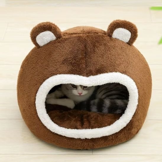 maison à chat en forme de tete d'ourson en peluche chat cache dedans