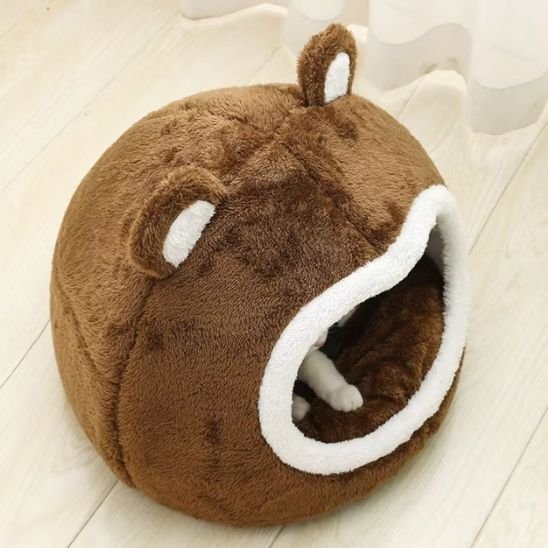maison à chat en forme de tete d'ourson en peluche vu du dessus