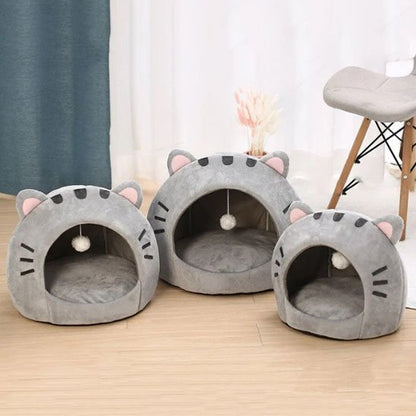 maison chat forme de tete de chat grise avec jeu suspendu