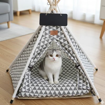 Maison chat forme de tipi gris avec chat assis dedans