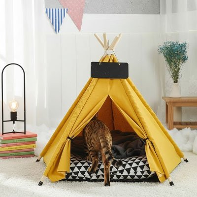 Maison chat forme de tipi jaune avec chat dedans 
