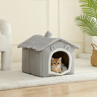 maison chat grise avec petites oreilles decoratives avec chat dedans