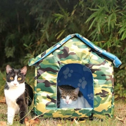 maison exterieur pour chat avec deux chats dans un jardin