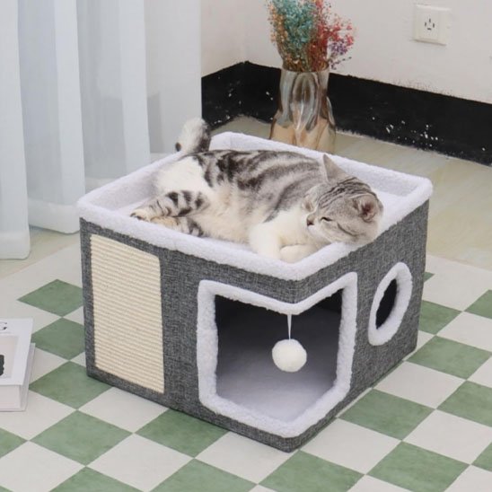 Maison pour chat carre avec jouet et chat dormant dessus