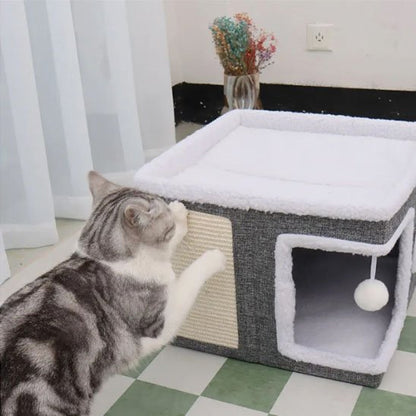 Maison pour chat carre avec jouet suspendu et chat devant