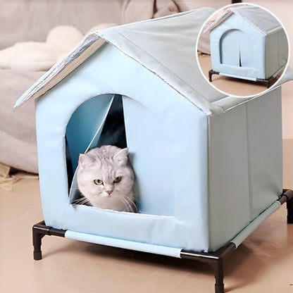 maison pour chat "extérieur" bleue clair sur pieds avec un chat dedans