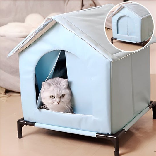 maison pour chat "extérieur" bleue clair sur pieds avec un chat dedans