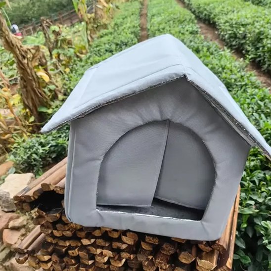 maison pour chat "extérieur" bleue clair sur pieds dans un jardin