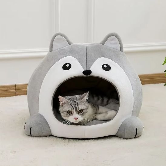 Maison pour chat forme de husky gris et blanc avec chat dedans