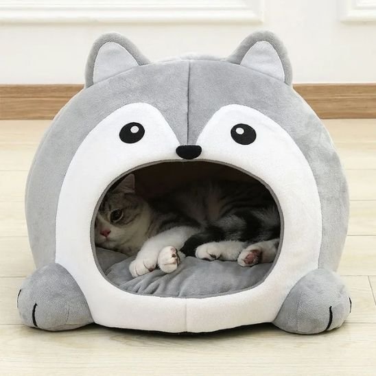 Maison pour chat forme de husky gris et blanc avec chat dormant dedans