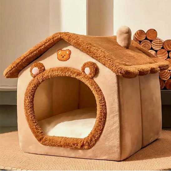 maison pour chat ludique marron ourson dans joli salon