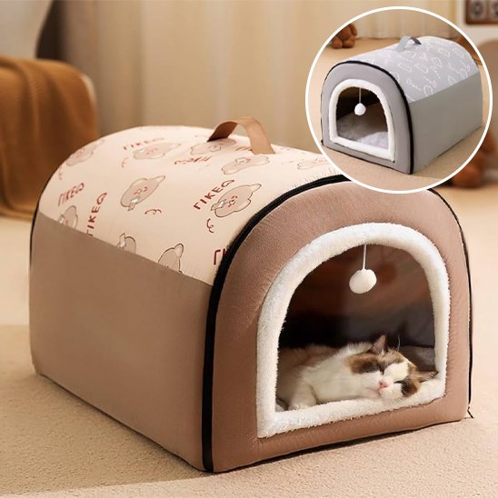 maison pour les chats beige avec jouet suspendu avec chat couche dedans
