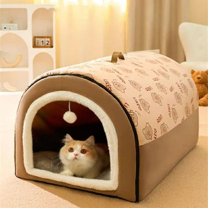 maison pour les chats beige avec jouet suspendu avec chat dedans