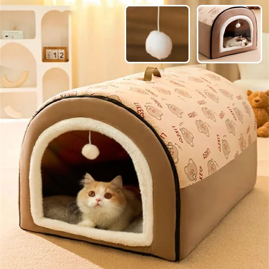 maison pour les chats beige avec jouet suspendu avec chat couche dedans