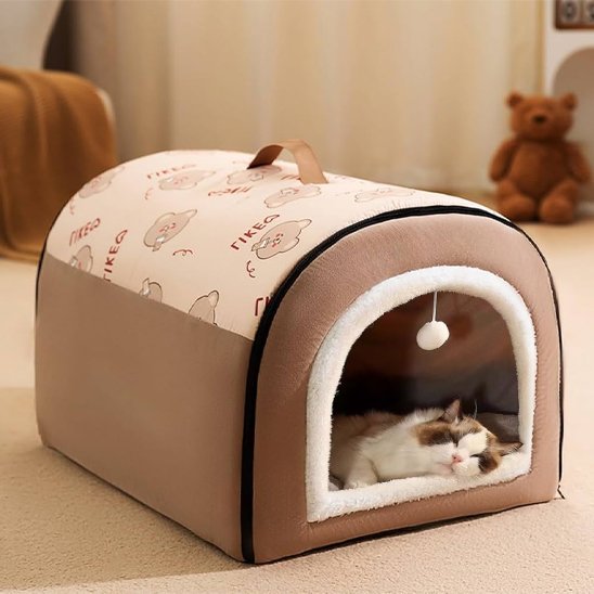 maison pour les chats beige avec jouet suspendu avec chat dormant dedans