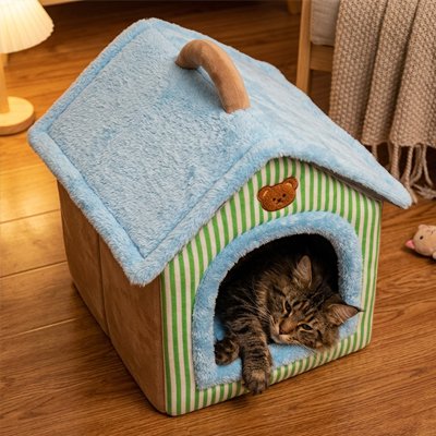 Maison pour les chats en forme de petite maison avec chat dedans