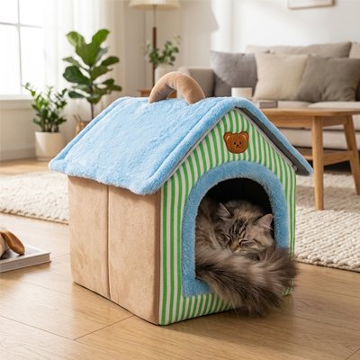 Maison pour les chats en forme de petite maison chat dormant dedans