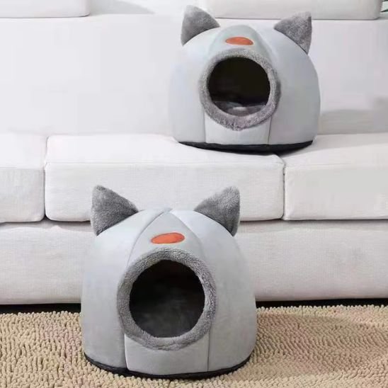 maison pour les chats forme tete de chat deux exemples dans salon